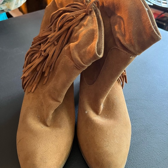 Rampage size 8 Bootie’s Tan with Fringe - Picture 6 of 7